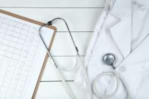 Equipamiento médico con estetoscopio y electrocardiograma en los hospitales en Castellón