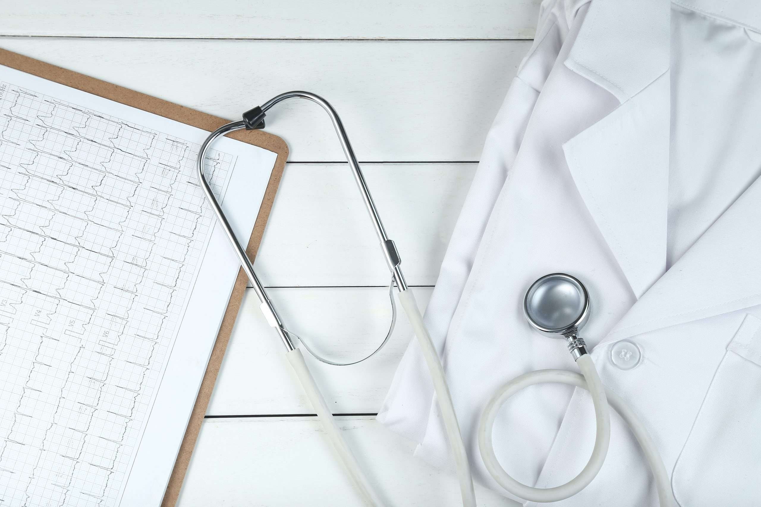 Equipamiento médico con estetoscopio y electrocardiograma en los hospitales en Castellón