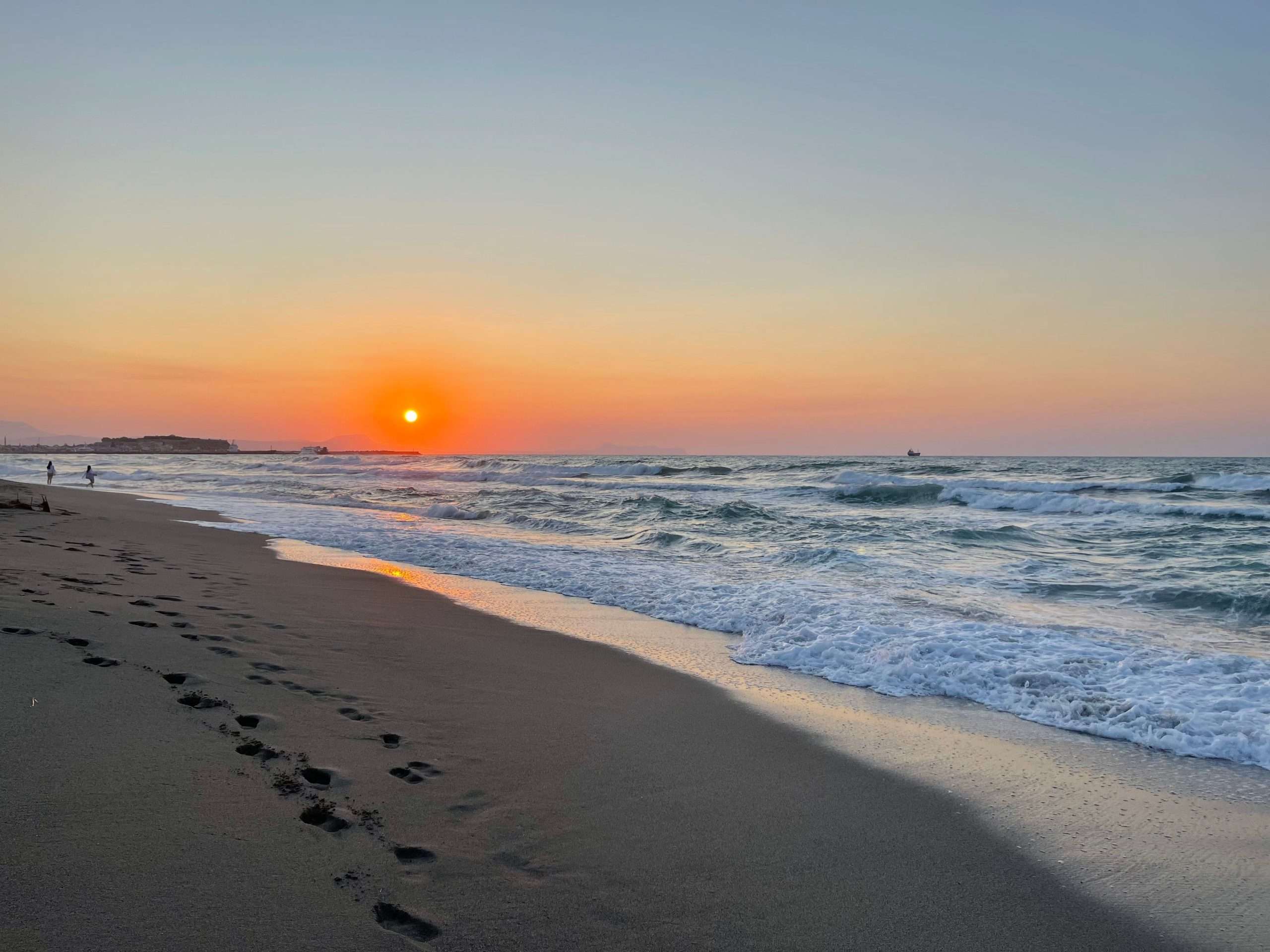 Amanecer en la playa con sol radiante, ejemplo del clima mediterráneo en la Costa del Azahar