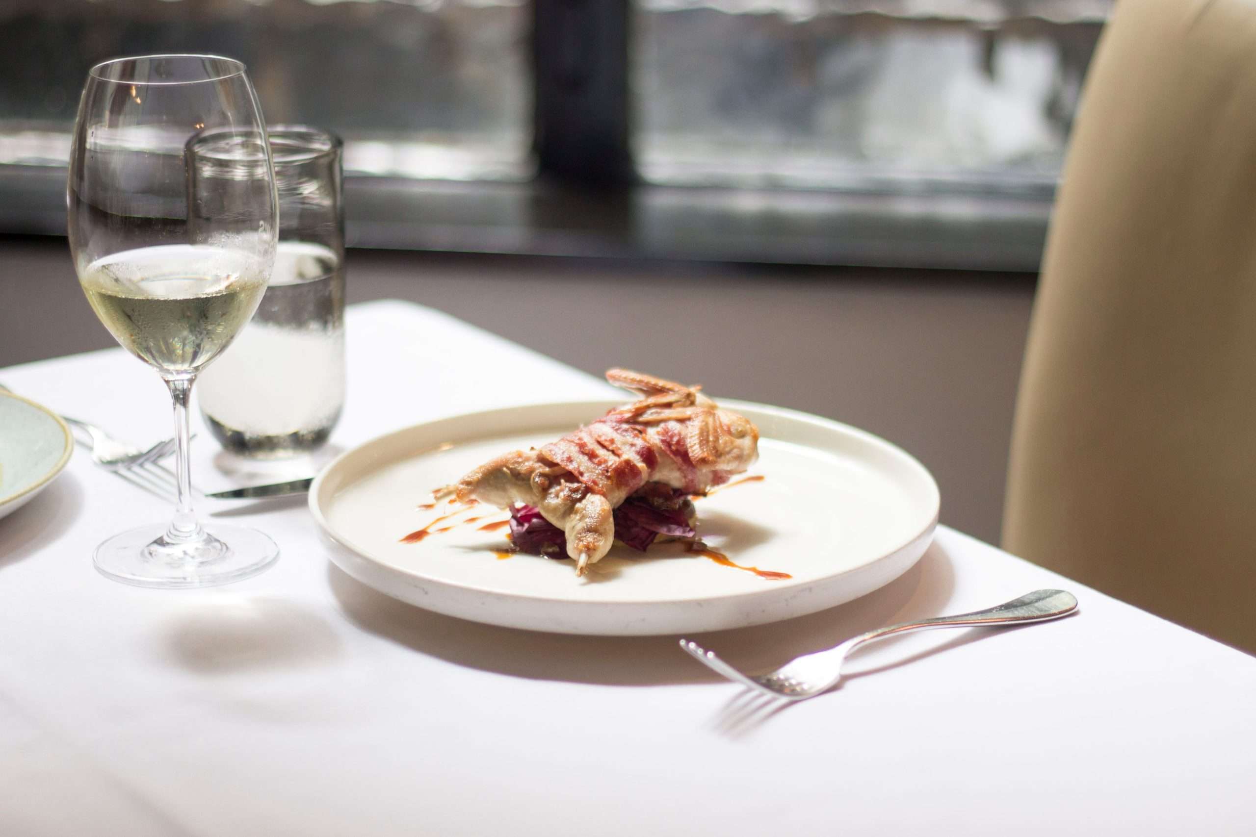 Plato de alta cocina y maridaje con vino en la ruta Estrella Michelin de Benicàssim