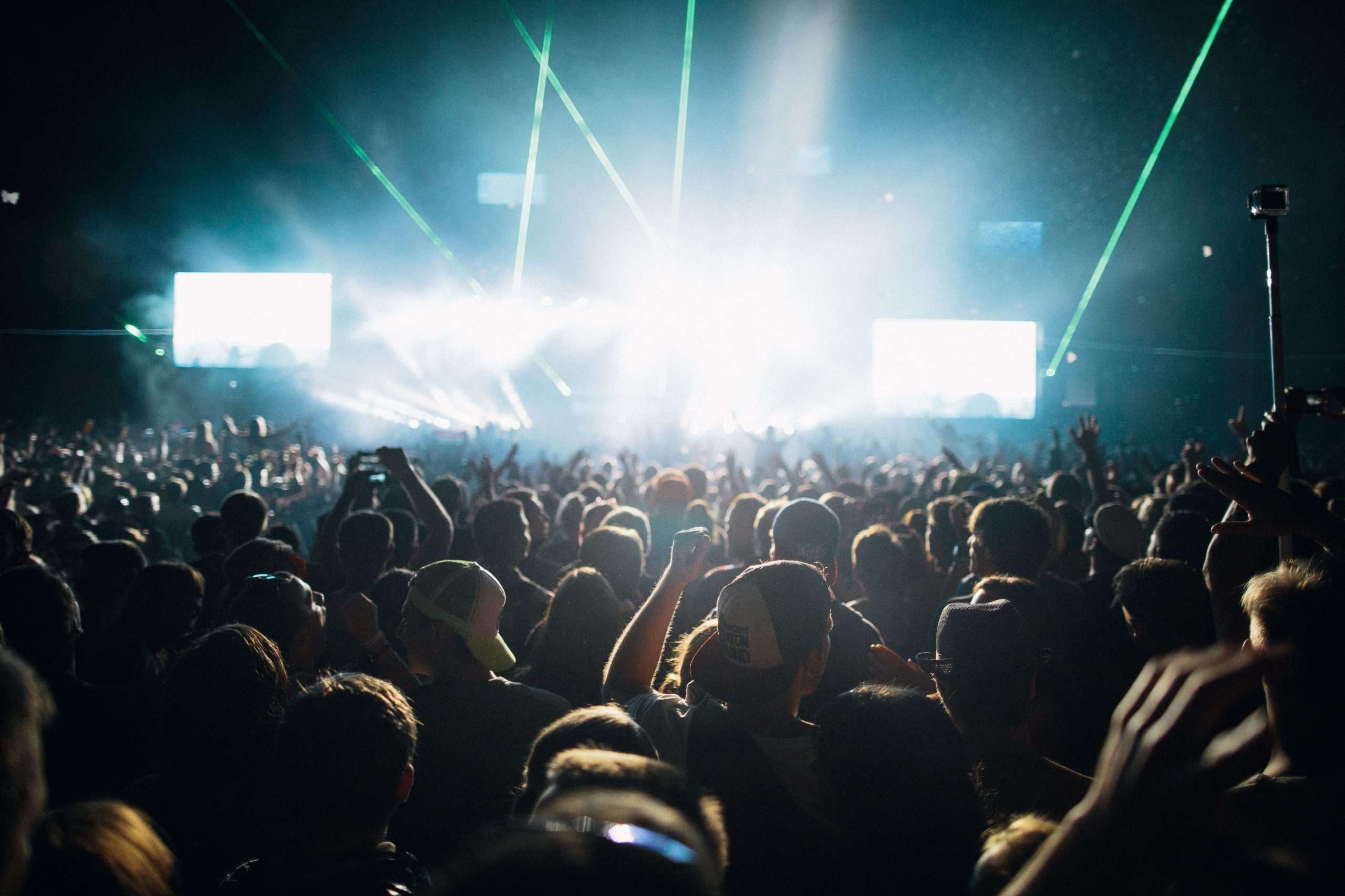 Gran concierto nocturno con luces y público en el FIB de Benicàssim